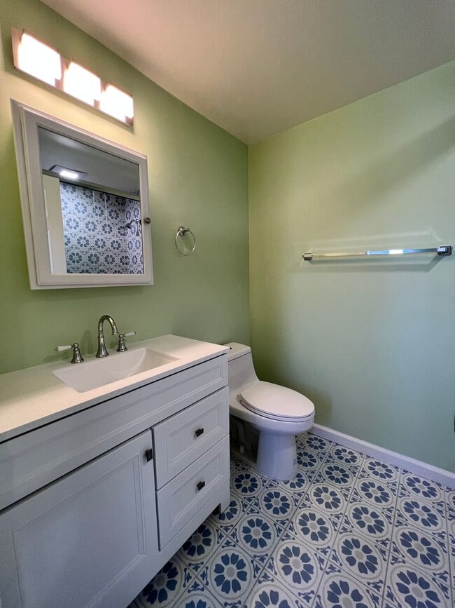 Building Photo - Beautifully remodled 2 bedroom cottage wit...
