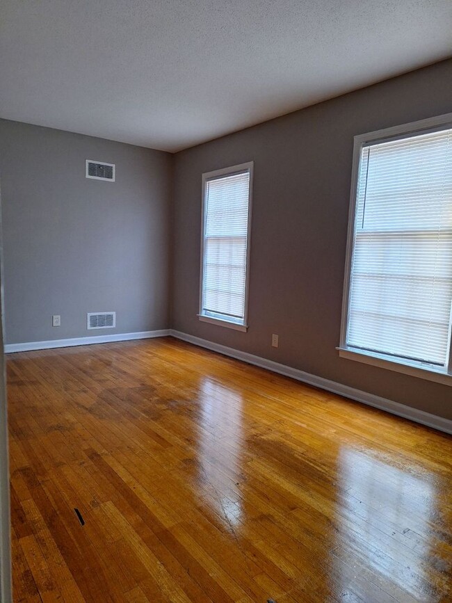 Building Photo - Newly Renovated Home in Parkway Village