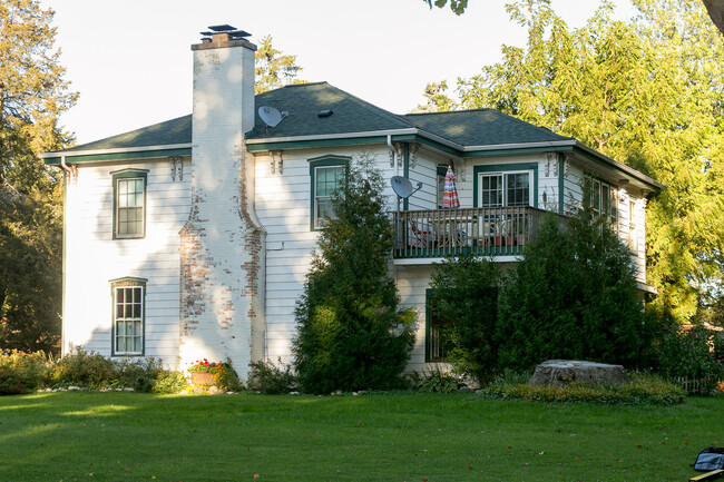 Building Photo - W379N5686 N Lake Rd