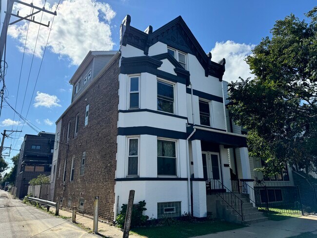 Building Photo - 2413 W Belden Ave