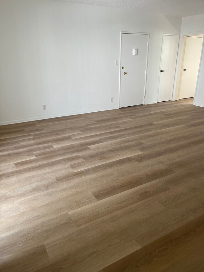 Building Photo - 1347 N Poinsettia Pl