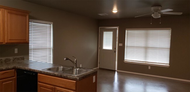 Building Photo - 812 N Ash Ave