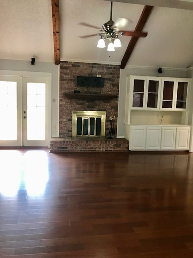 Building Photo - Beatiful 3 bed 2 bath home on West Deborah