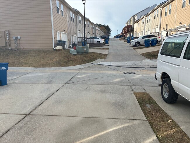 Foto del edificio - Room in Townhome on Olmadison Pl