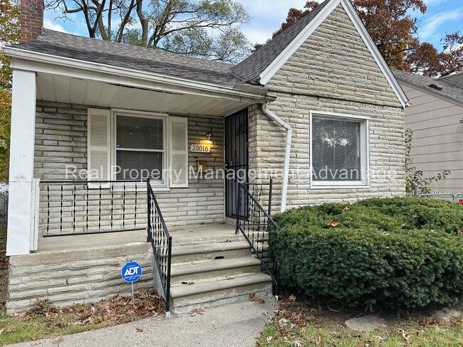 Building Photo - Renovated 2 Beds/1.5 Bath with Partially F...