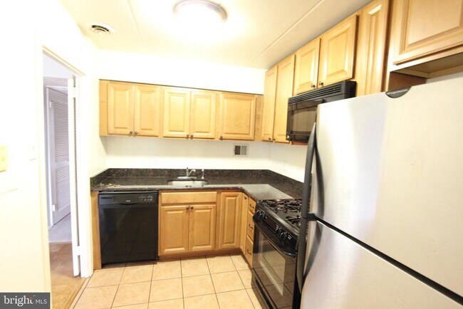 Building Photo - 2646 Redcoat Dr