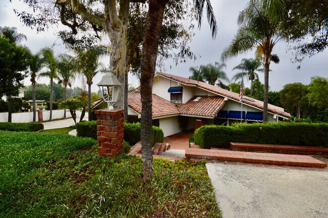 Foto del edificio - Beautifully Remodeled 4 Bedroom Pool Home ...