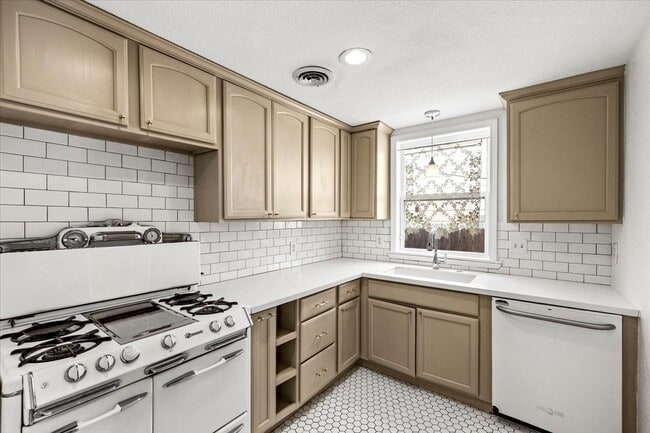 Building Photo - 5522 Avenue O 1/2