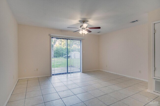 Foto del edificio - 8111 Stonebrook Dr