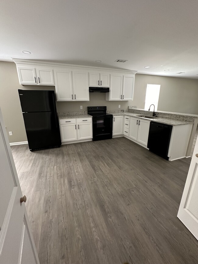 Building Photo - 305 E 22nd St