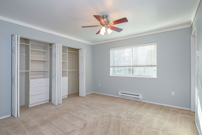 Building Photo - Great Location! 2 bedroom, 2.5 Bathroom To...