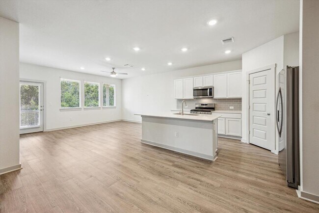 Building Photo - 11016 Tildon Ave