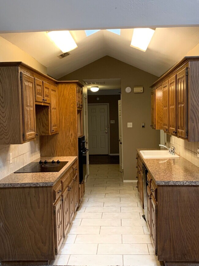 Foto del edificio - Spacious South Lubbock Townhome with Bonus Space & 2-Car Garage