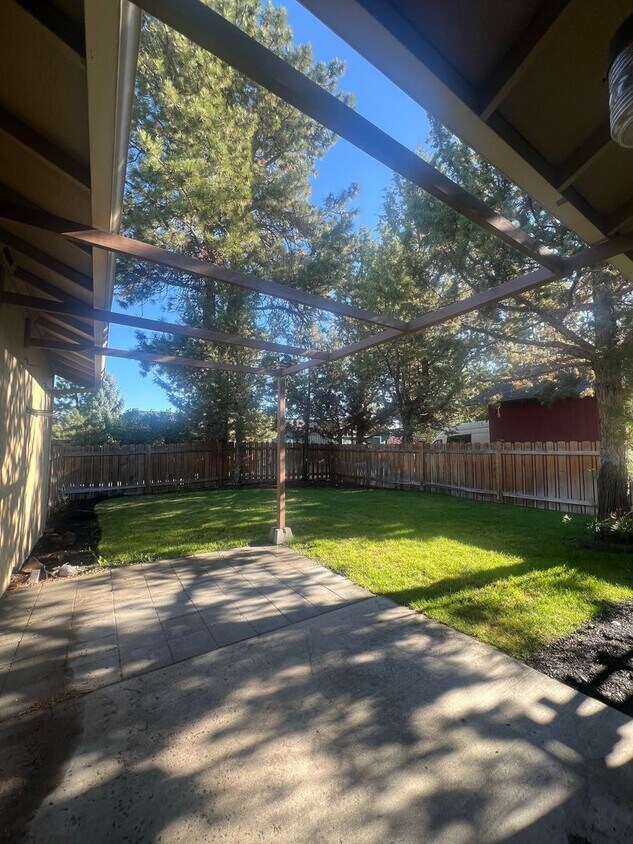 Building Photo - Charming Single Level Home!