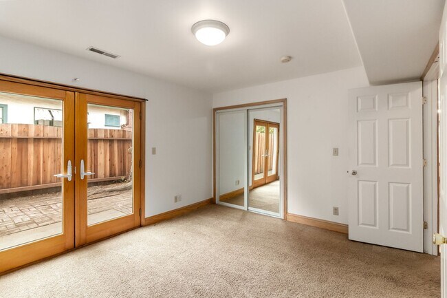 Building Photo - 2037 Clinton Ave