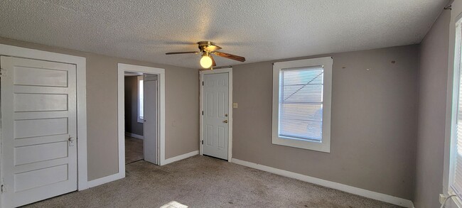 Building Photo - LARGE 1 BEDROOM HOME WITH MANY UPDATES