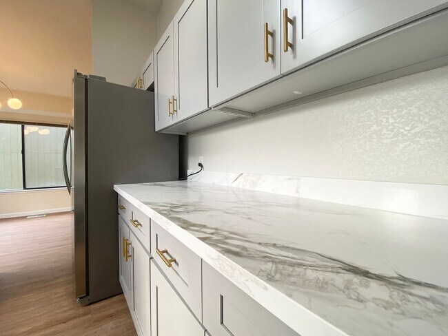 Building Photo - Updated 4 bedroom Federal Way Home with Ai...