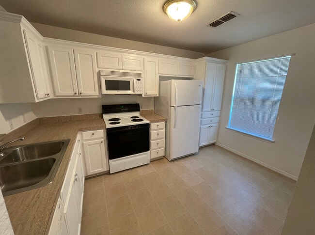 Photo - 101 S 1st St (Sanger, TX) Townhome