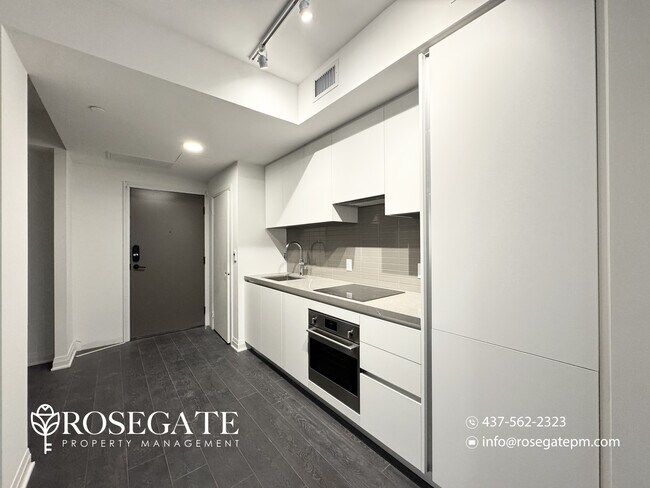 Photo du bâtiment - Luxury 1 Bedroom + Den Condo with Balcony & Included Internet in Mississauga