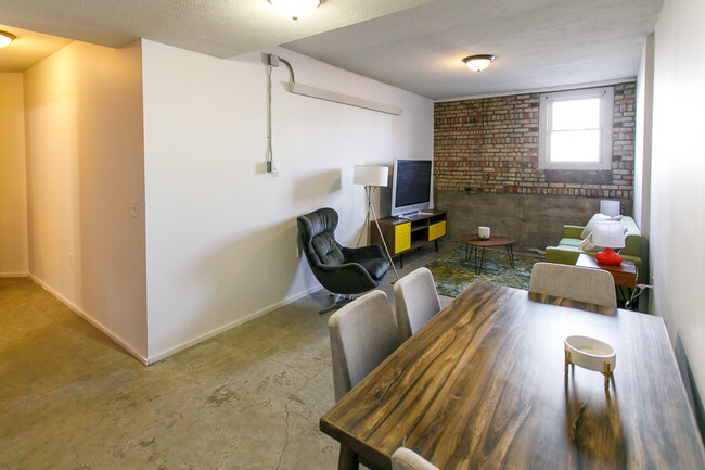 Building Photo - 108 S Hosmer St