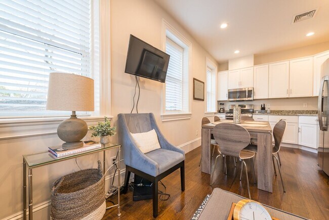 Foto del edificio - Luxurious 3-bed, 4-bath Newton Townhouse
