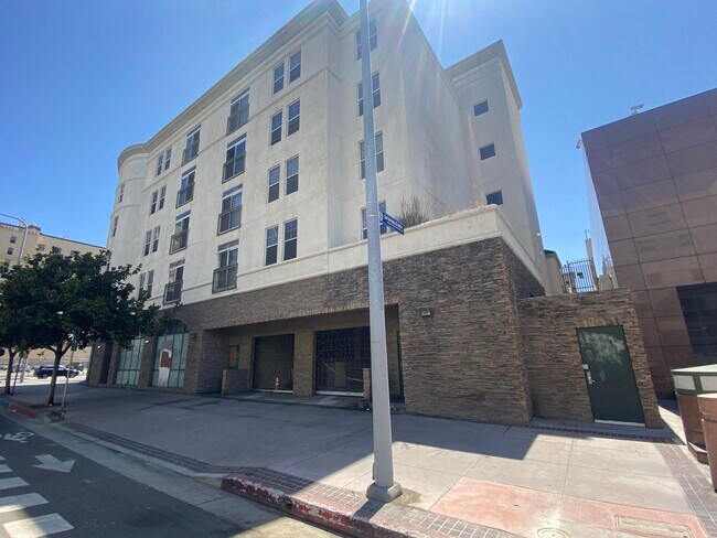 Foto del edificio - 400 W 9th St