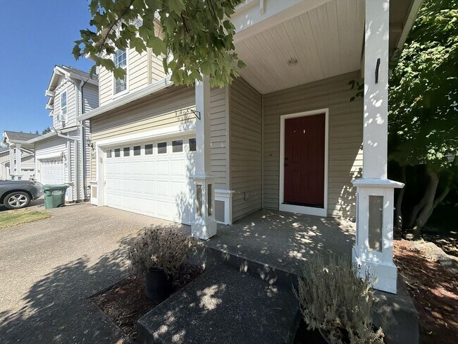 Building Photo - 5042 NE Schoeler Cir