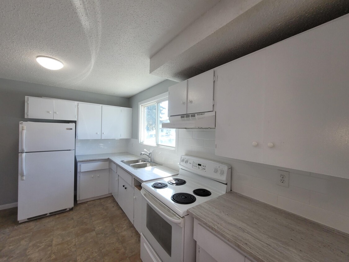 Primary Photo - 2531-2135 135 Ave NW