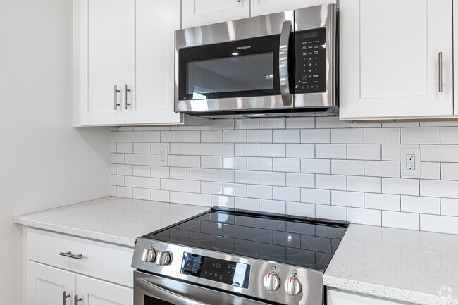 1BR, 1BA - 675SF - Kitchen with brand new backsplash. rand new backsplash. - 365 Broad St