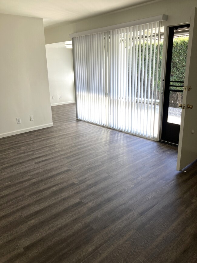 Foto del edificio - 305 California Blvd