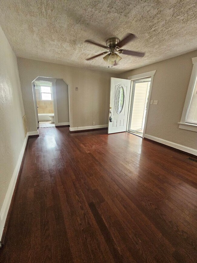 Building Photo - Well Maintained Three Bedroom Home in Norf...
