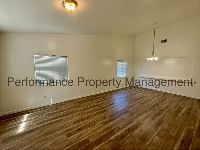 Building Photo - Stunning 5 Bed/2 Bath NW Bakersfield Home