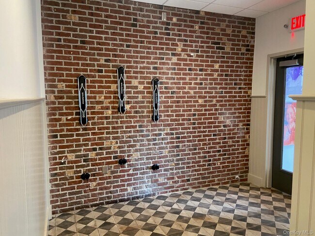 Foto del edificio - 587 E Main St