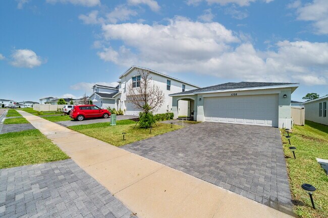 Building Photo - 3/2 in gated Tillman Lakes!