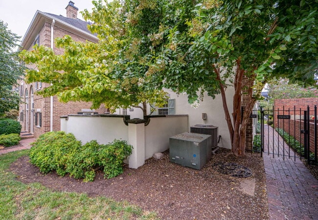 Building Photo - Charming End Townhouse in Prime North Old Town Location