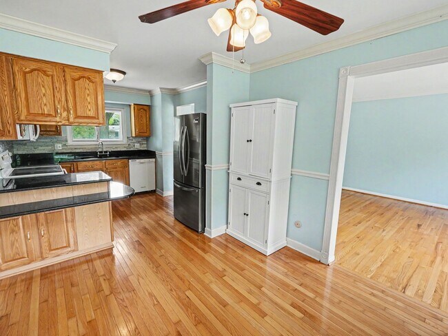 Building Photo - Beautifully maintained, move in ready 3 bed, 1.5 bath single family home