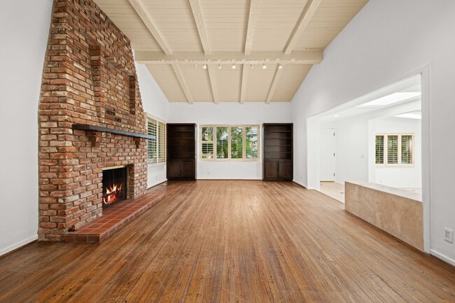 Building Photo - 264 S Palm Dr