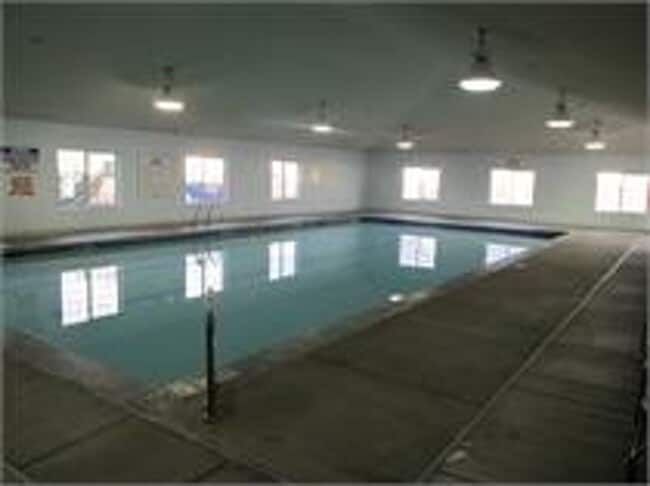 Building Photo - *Reduced price* End Unit Townhouse in Spri...