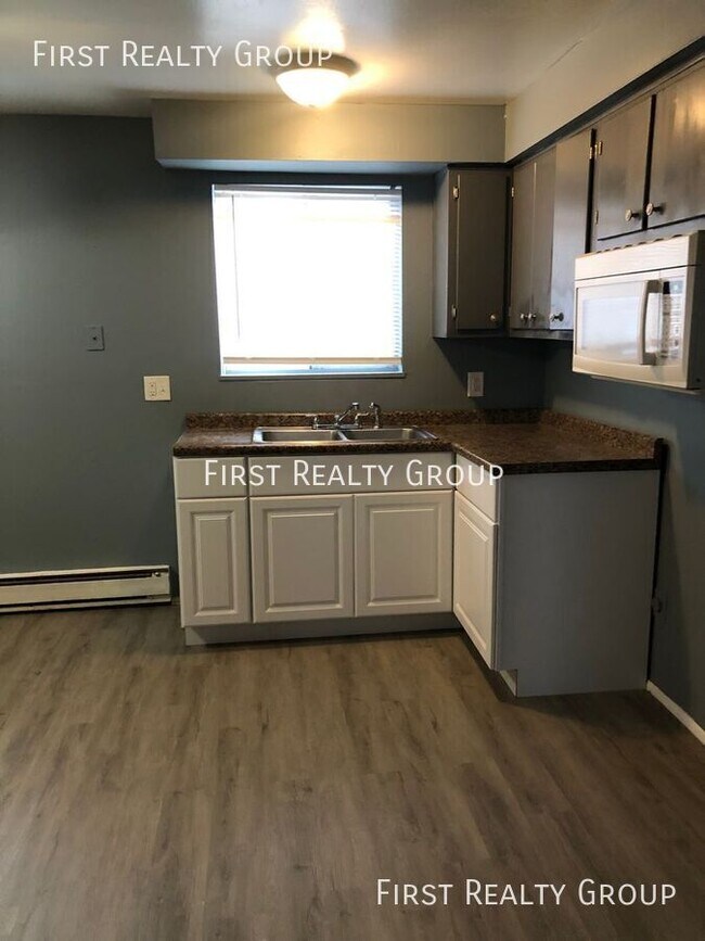Building Photo - 2 Bedroom, 1 Bath Apartment for Rent, Move...