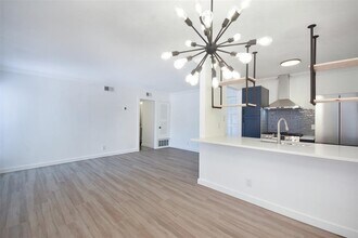 Building Photo - 3431 N Hills Dr