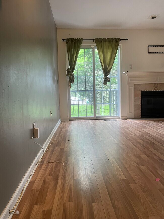 Building Photo - 1380 Village Dr