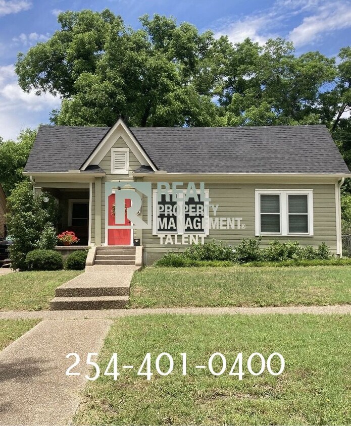 Foto principal - This charming bungalow-style 3BR/2BA (plus...