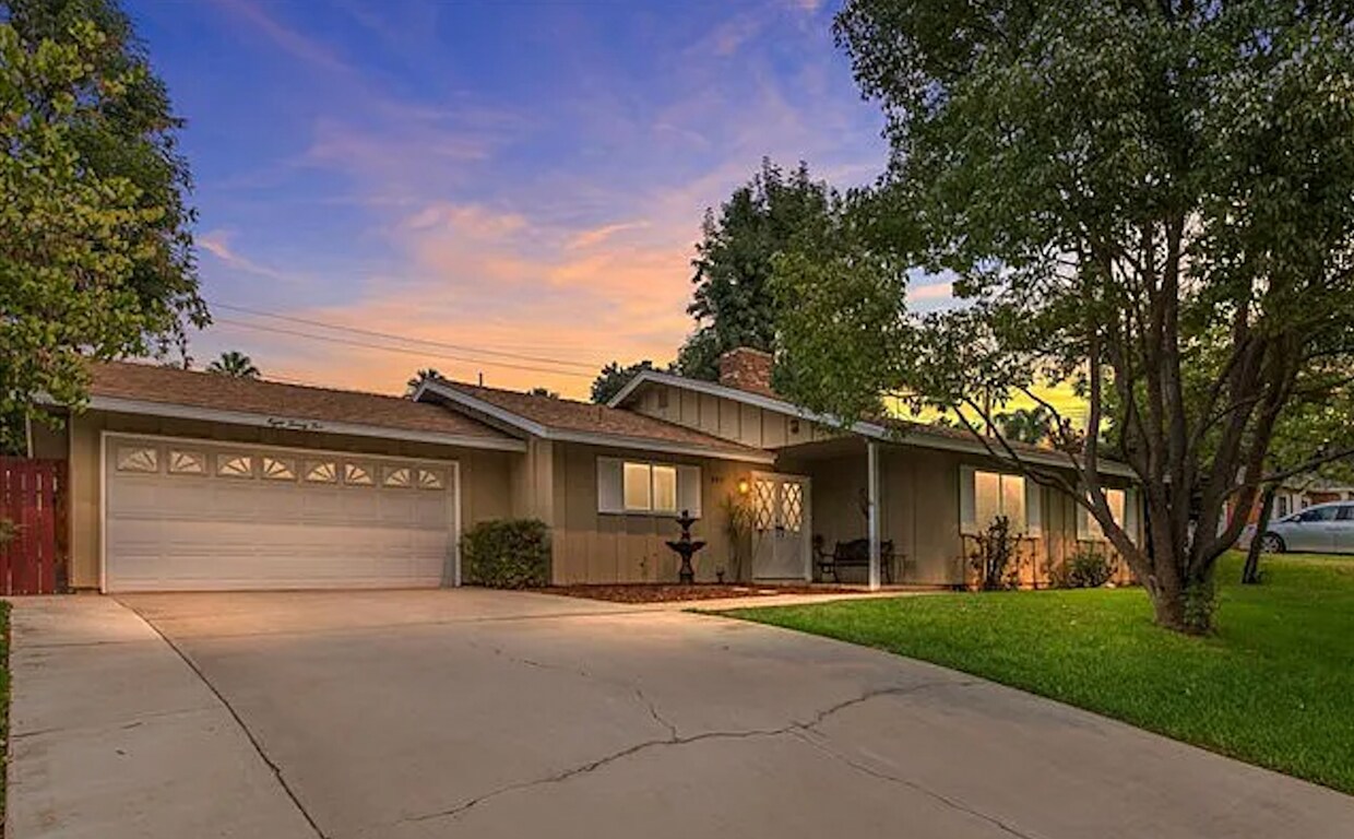 Primary Photo - 825 Banyan Dr