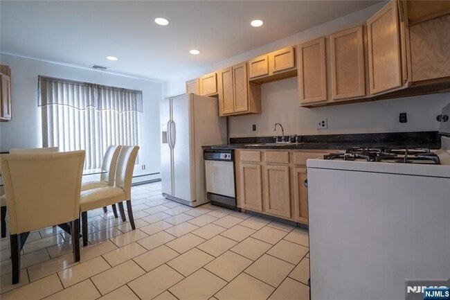 Building Photo - 65 2nd St
