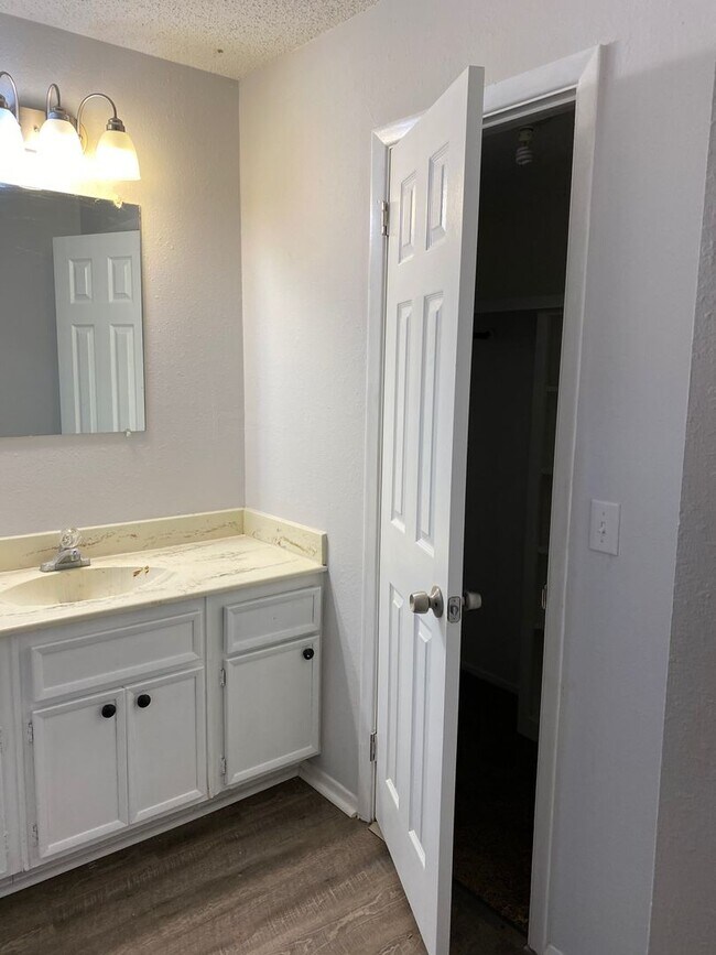 Building Photo - Spacious 4 Bedroom, 2 Bathroom over 1700 sqft. Duplex in Westridge!