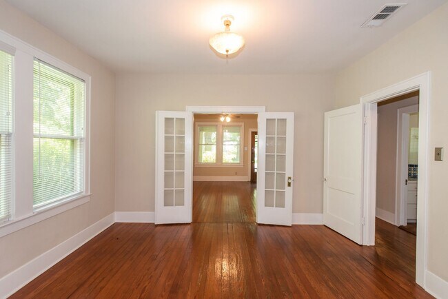 Building Photo - Adorable Hyde Park Property on Corner Lot