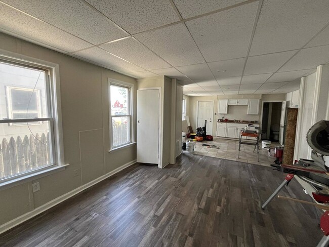 Building Photo - Newly Renovated 1 Bedroom, 1 Bathroom Unit...