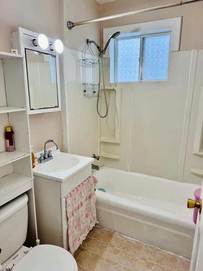 Foto del edificio - 625 Hawthorne Ave E