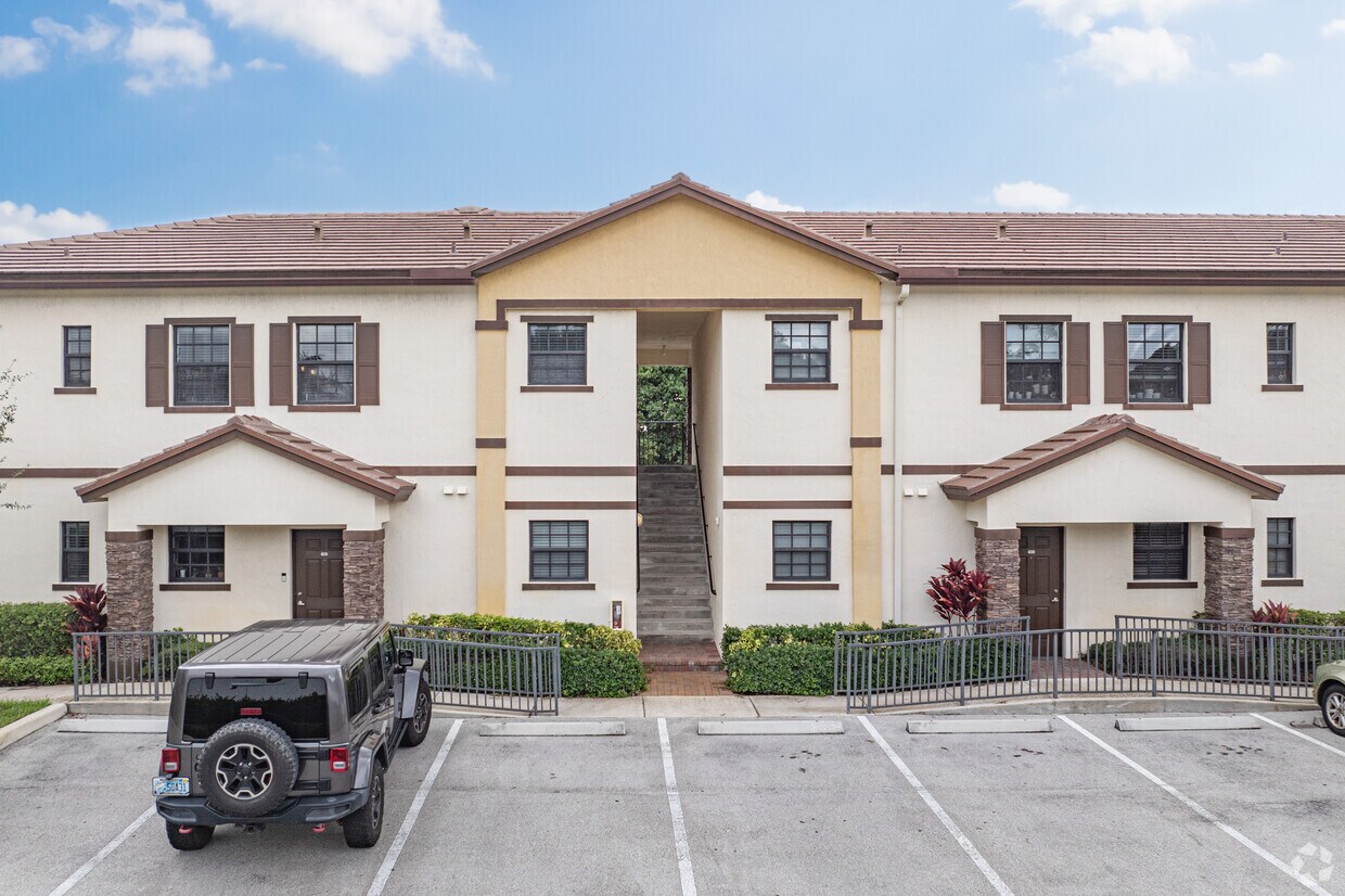 Entrada - 540-630 NE 14th Ct