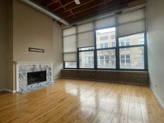 Living area viewed from kitchen - 3201 N Seminary Ave
